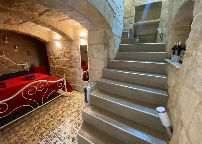 Malta\'S Naughtiest Cabaret