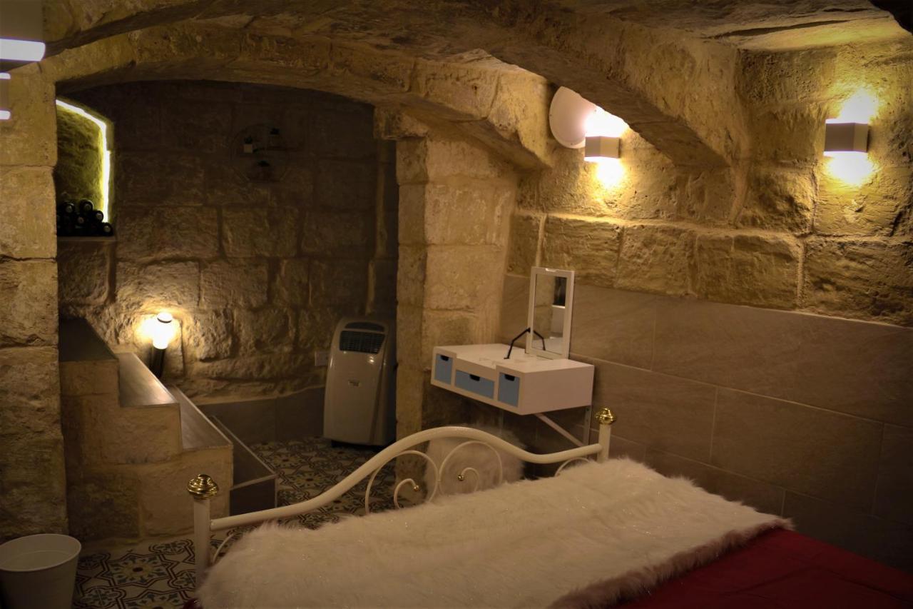 Malta's Naughtiest Cabaret Apartment *